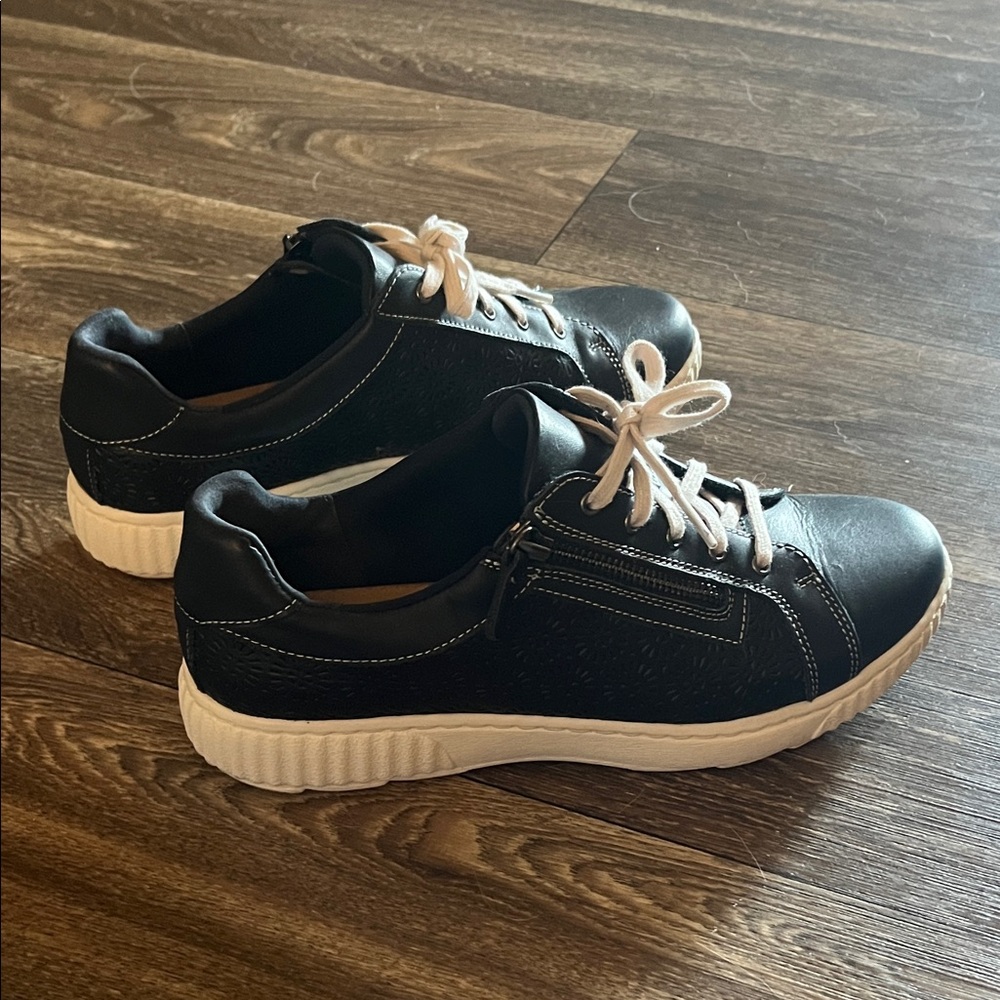 Clarks Navy and White Low-Top Athletic Sneakers